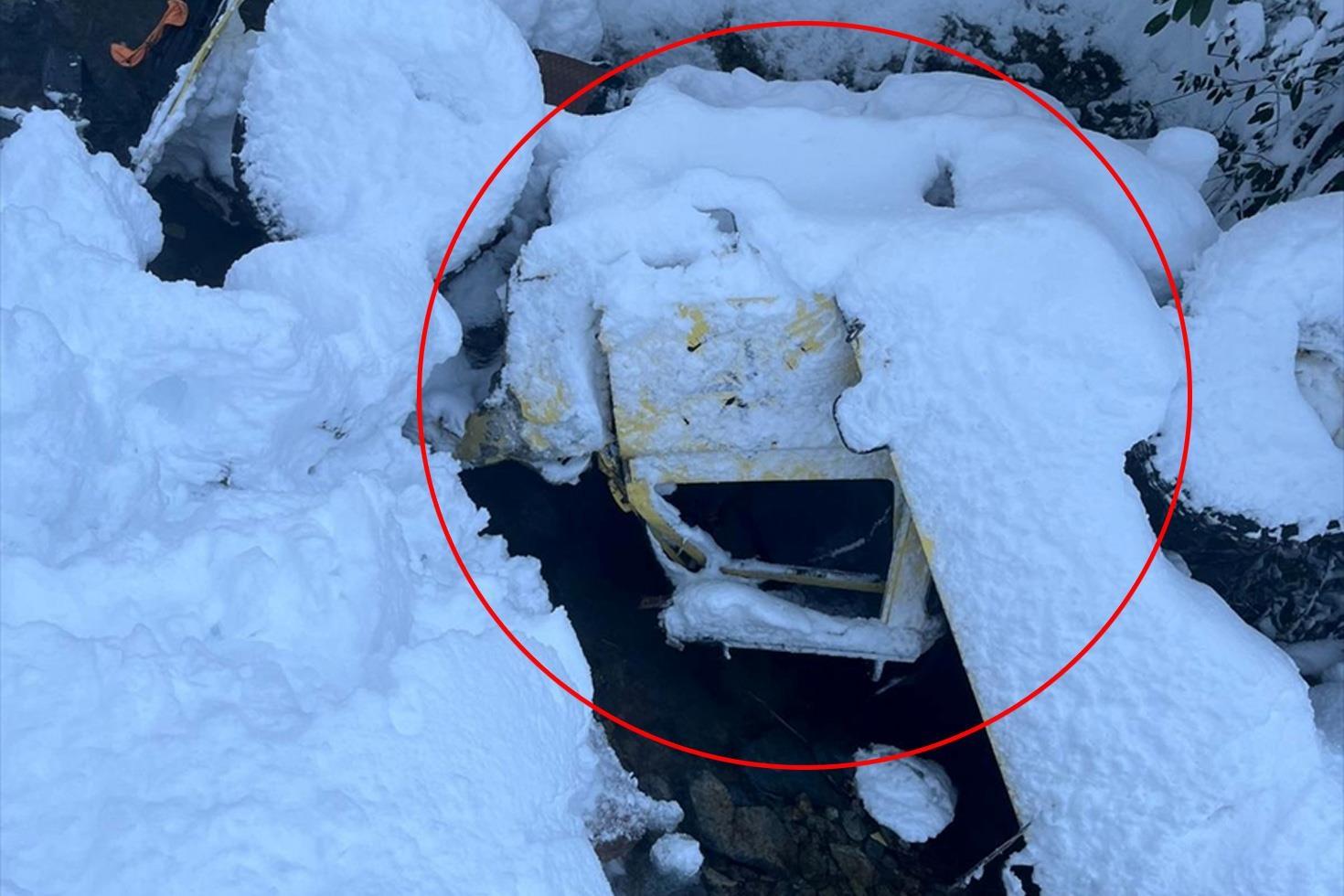 Uçuruma yuvarlanan araçta 2 belediye meclis üyesinin cansız bedeni bulundu