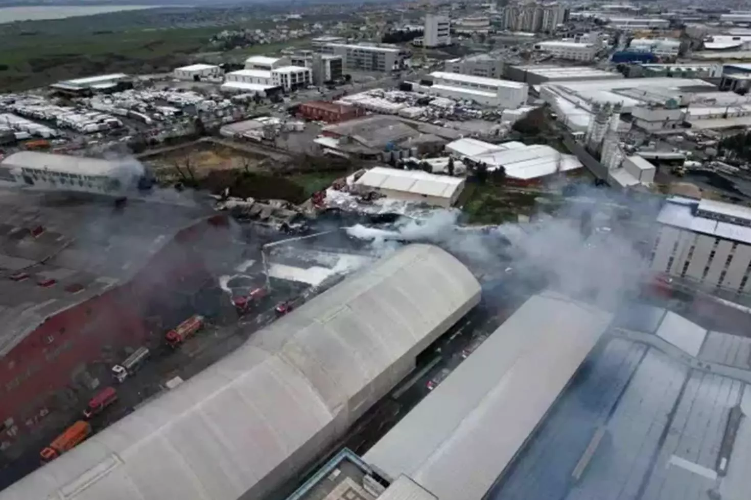 Esenyurt’ta fabrika yangını saatlerdir devam ediyor