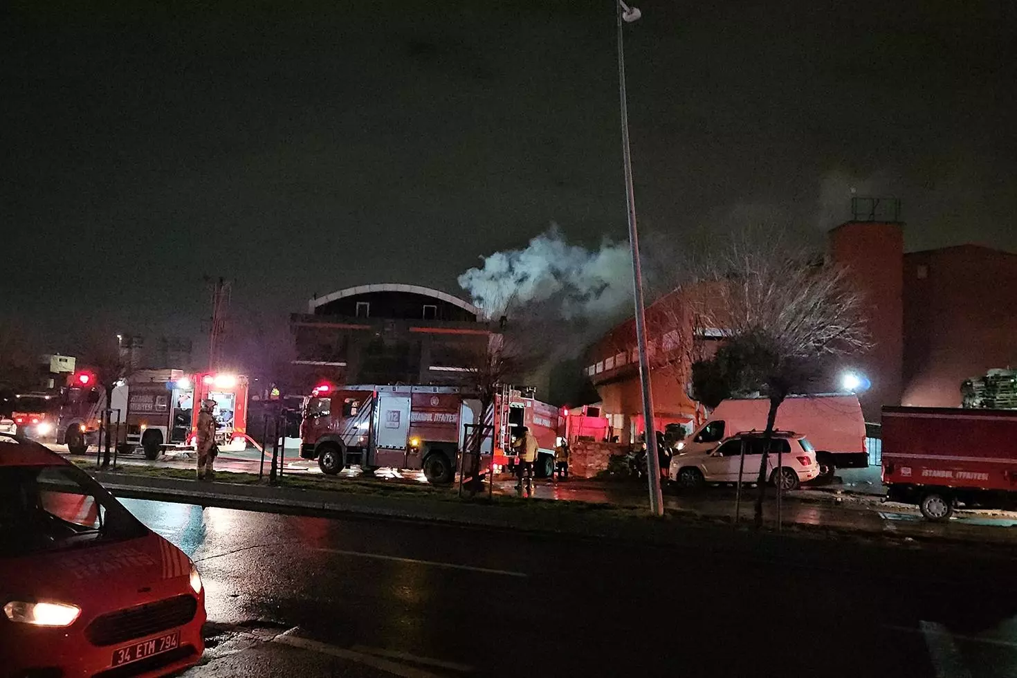 Esenyurt’ta hırdavat fabrikasında yangın: 7 saattir müdahele ediliyor