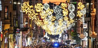 İstanbul'da binlerce kişi yeni yılı kutlamak için Taksim'e akın etti