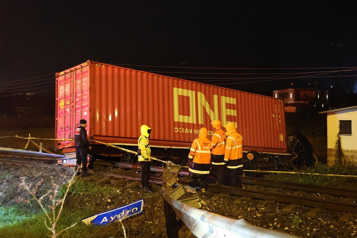 Aydın’da kontrolden çıkan tır raylara uçtu: Araç sürücüsü hayatını kaybetti