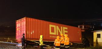 Kontrolden çıkan tır raylara uçtu, genç şoför feci şekilde can verdi