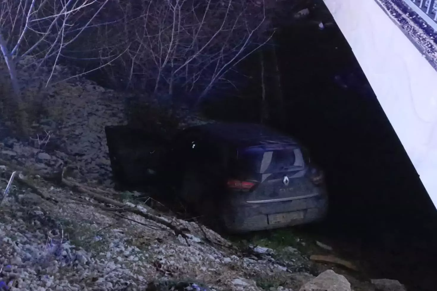 Bursa’da korku dolu anlar: Otomobil dereye uçtu