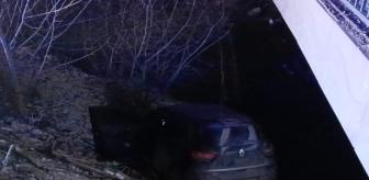 Buzlanan yolda tutunamadı, bir anda dereye uçtu