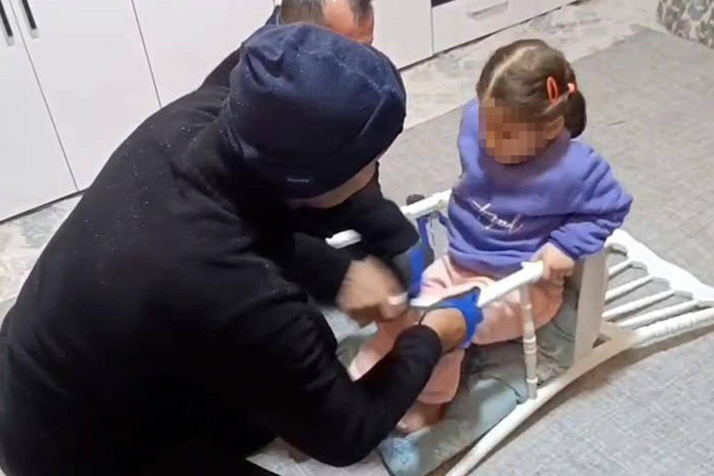 Batman’da sandalyeye sıkışan çocuğu itfaiye kurtardı