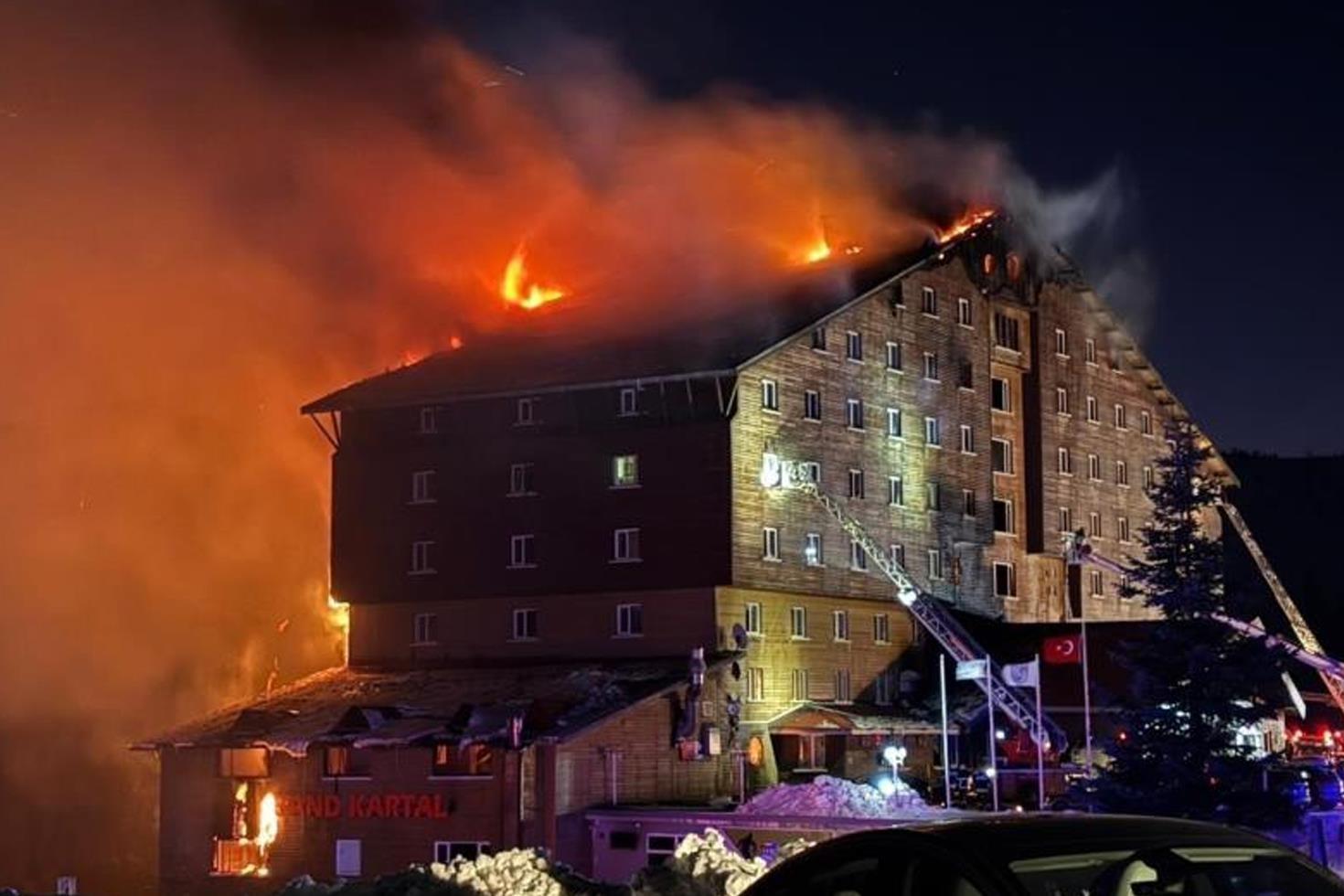 78 kişinin hayatını kaybettiği Kartalkaya’da sezon açıldı, itfaiye merkezi hala yok