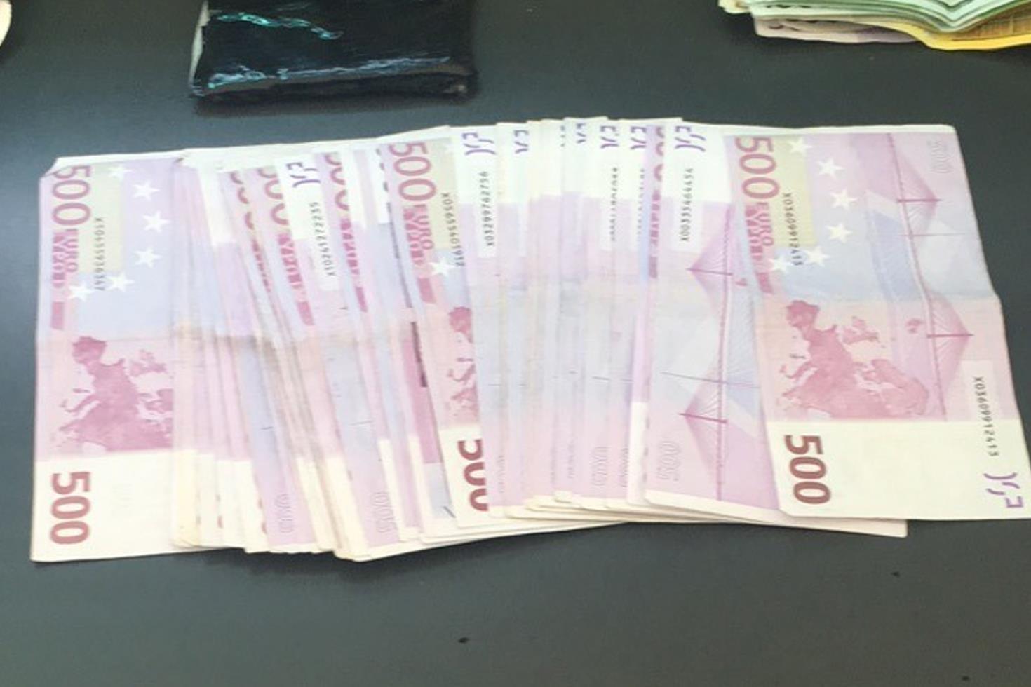 Türklerin uyanıklığı pahalıya patladı Binlerce euro ve çil çil altına el konuldu