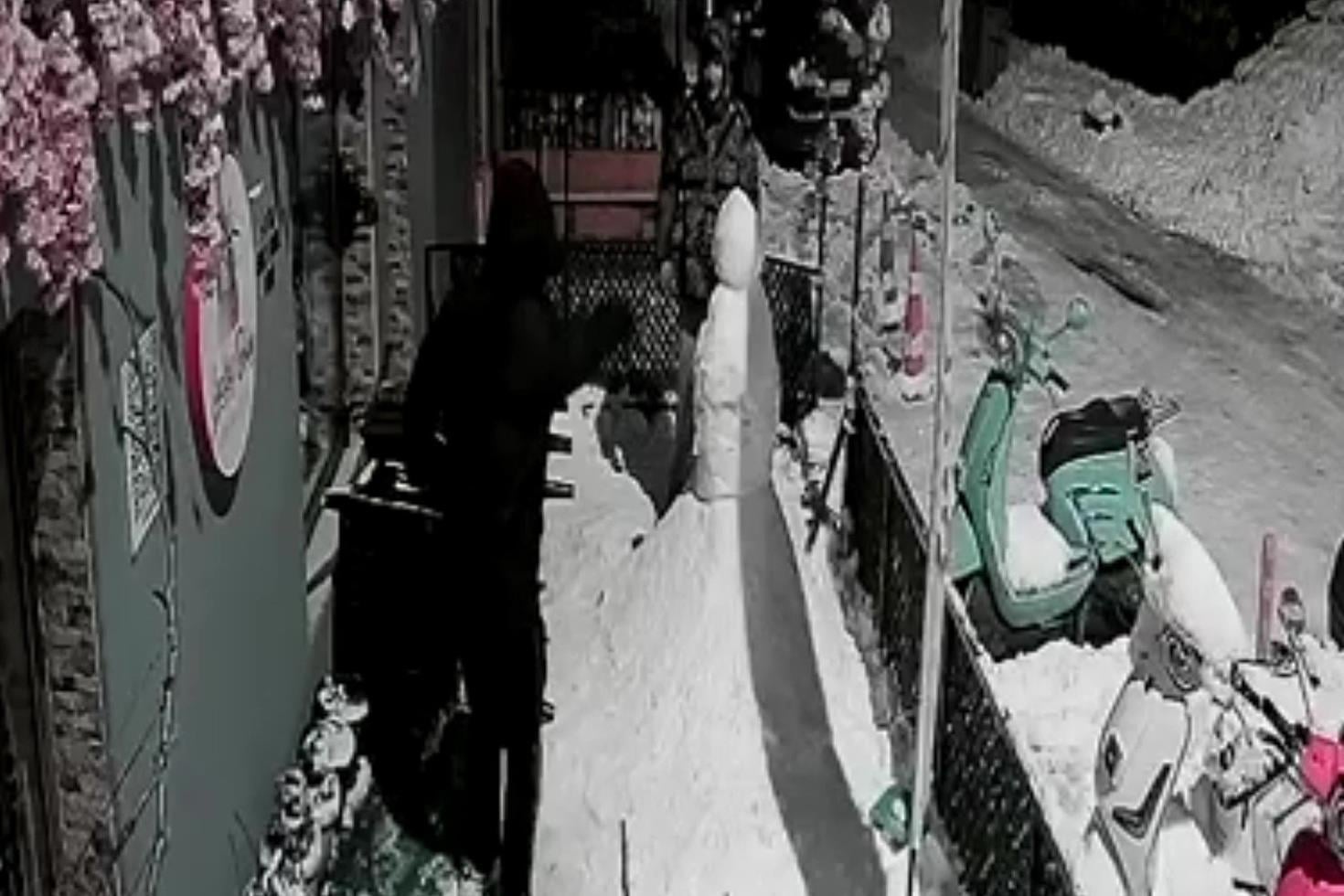 Zonguldak’ta pes dedirten olay “Bana çarptı“ deyip kardan adamı dövdüler