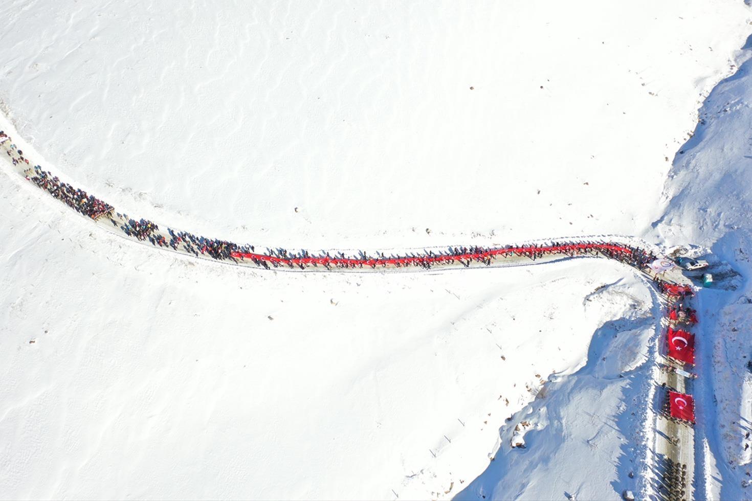 Eksi 22 derecede Sarıkamış şehitleri için yürüdüler