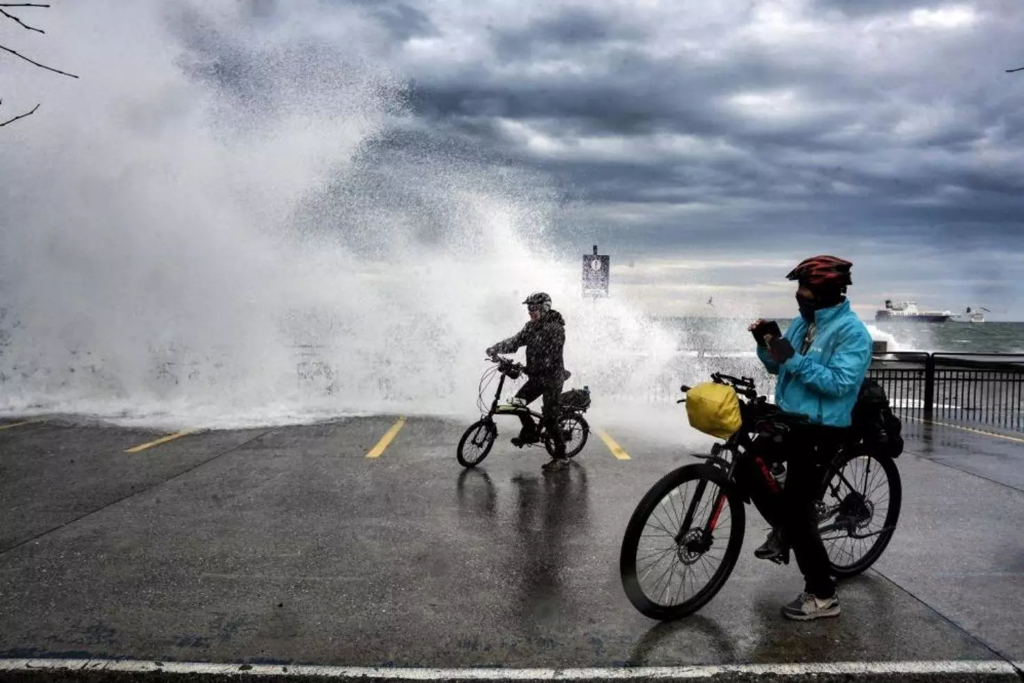 Megakentte lodos esareti Dev dalgalar sahilleri dövdü