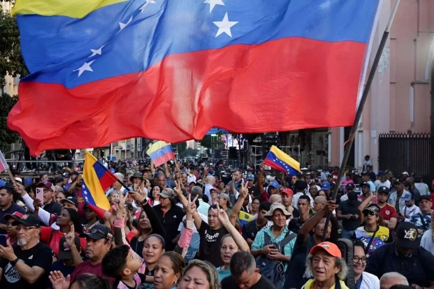 Venezuela’da binlerce kişi Maduro’ya destek için yürüdü ABD’ye tepki gösterdiler