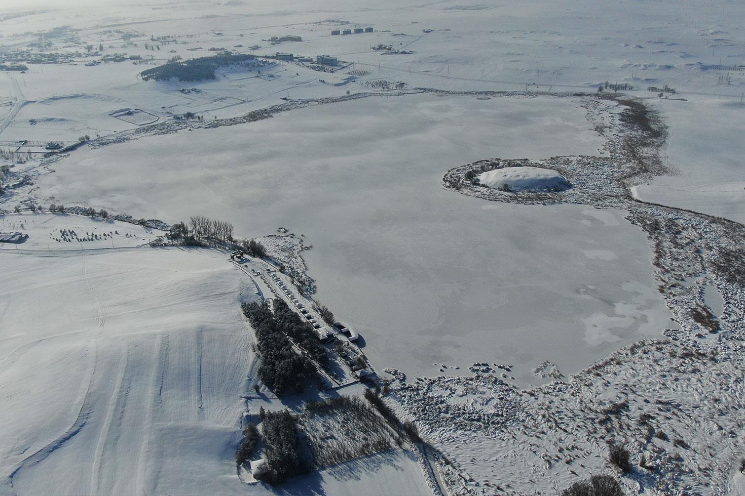 Termometreler eksi 21’i gösterdi, Hafik Gölü tamamen dondu