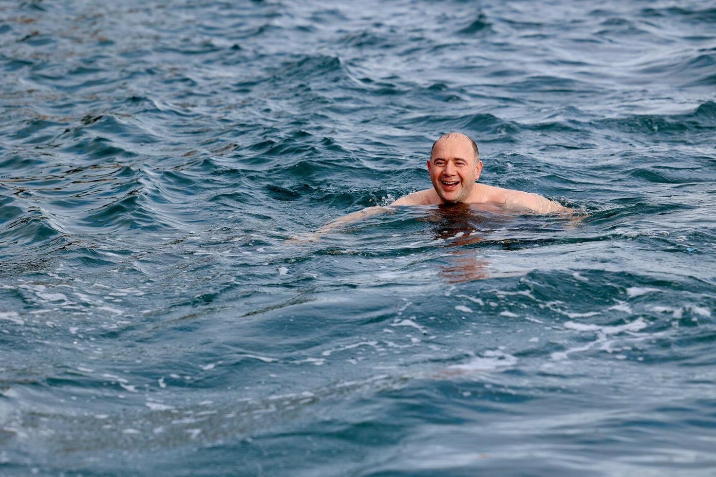 Giresun Valisi Mehmet Fatih Serdengeçti, ocak ayında denize girdi