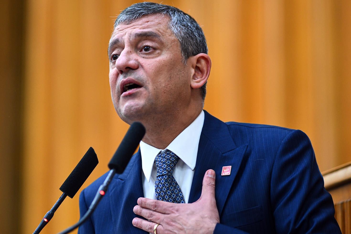 Özgür Özel, Cumhurbaşkanı Erdoğan’ı hedef alan Yunan gazeteciye sert tepki gösterdi