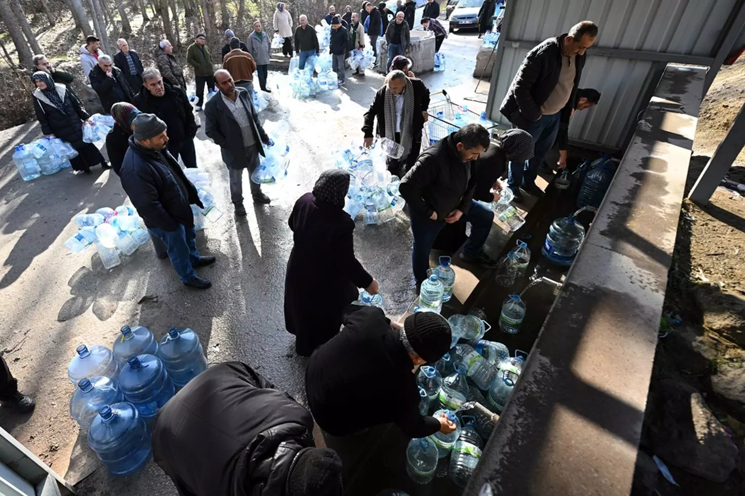 Ankara’daki kesintiler nedeniyle vatandaşlar çeşmelerden su dolduruyor