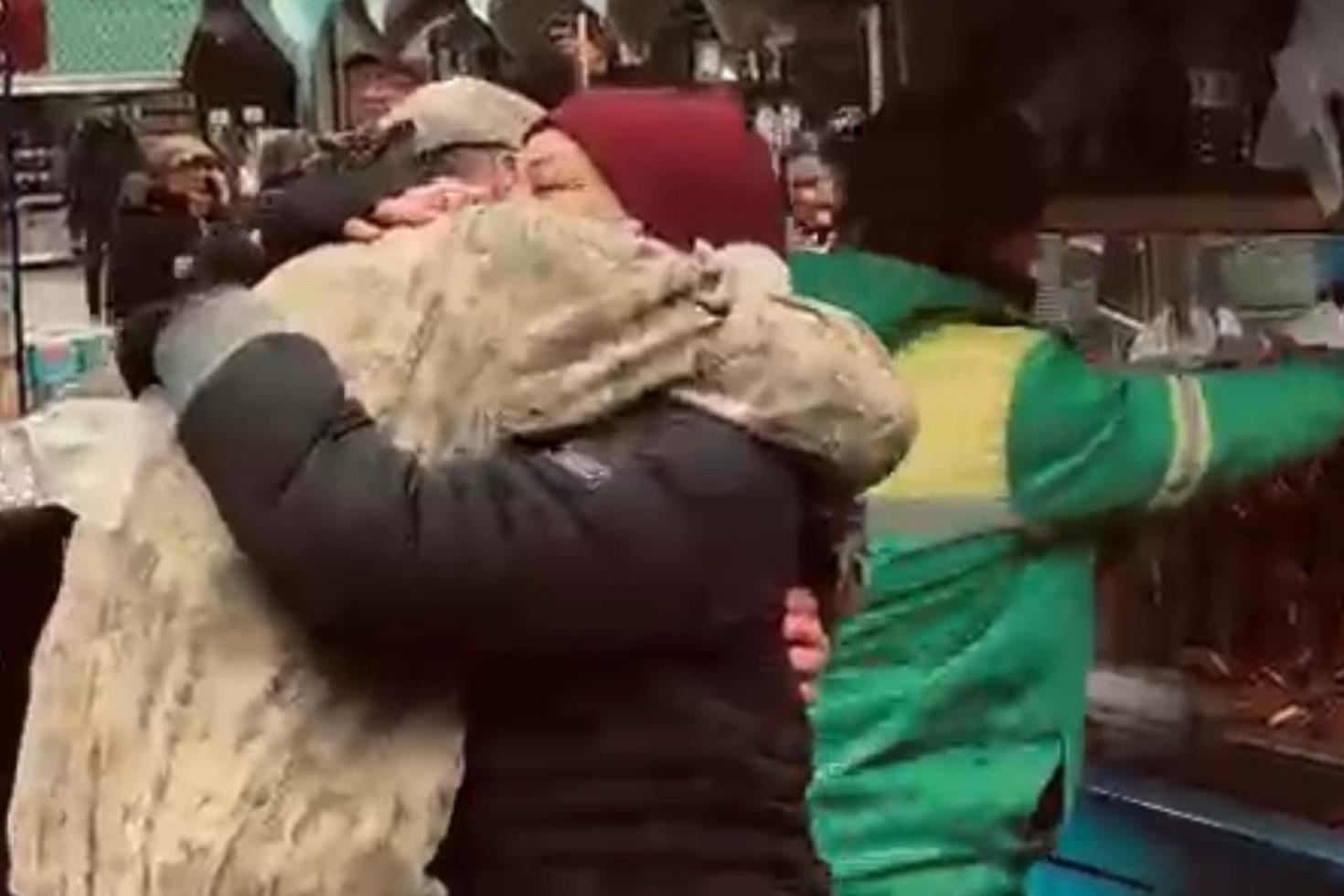 Askerde sandığı oğlunu karşısında gören anne duygulandı