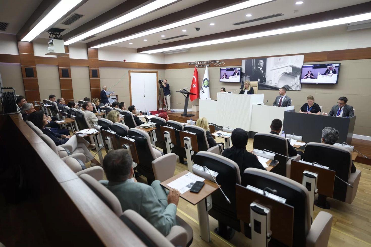 Belediye meclisinde gergin toplantı İki kez ara verildi