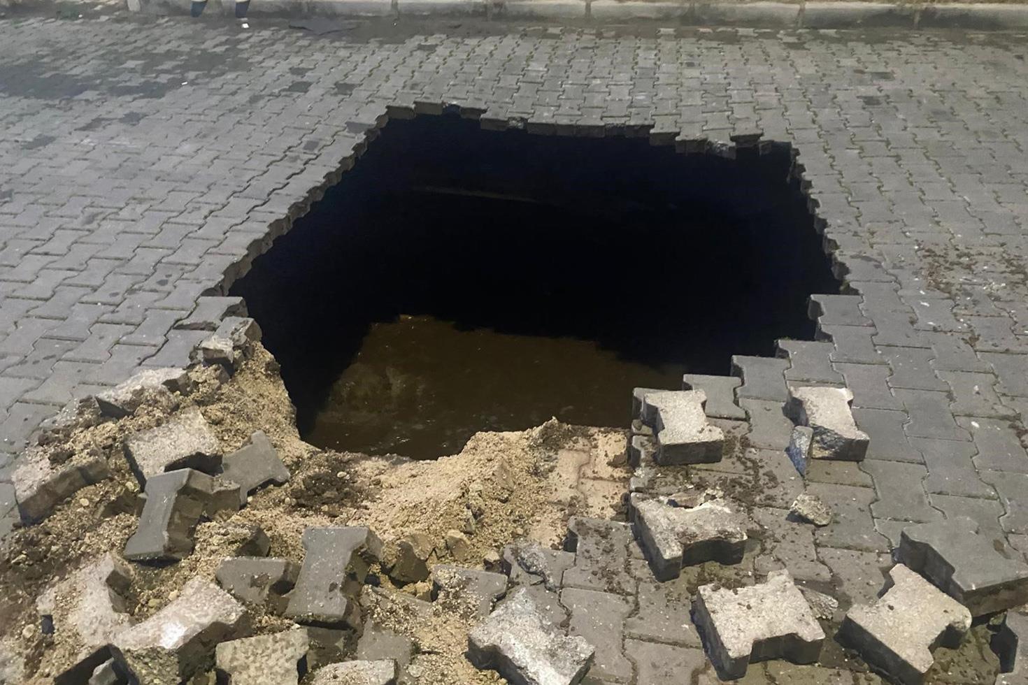 Yağmurun çökerttiği yoldan çıkanları görenler gözlerine inanamadı