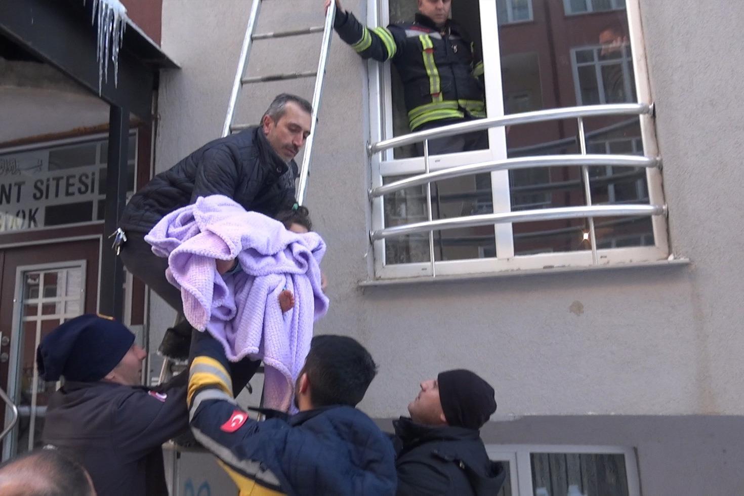 Bebeğin ağlaması mahalleyi ayağa kaldırdı Pencereden giren ekipler şaşkınlık yaşadı