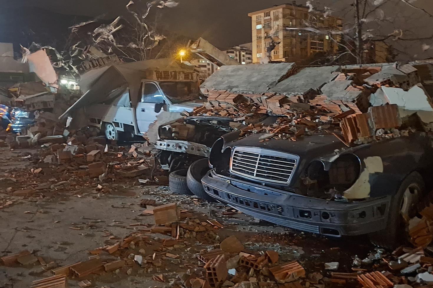 Bursa’da lodos duvarı devirdi, altında kalan 10 araç hasar gördü