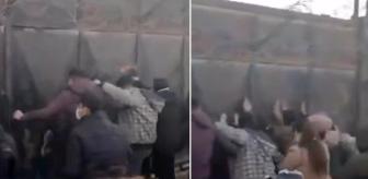 Görüntü Türkiye'nin yanı başından! Kalabalık grup ABD üssüne saldırdı