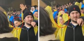 Yağmurluğunu giydi, taraftarın arasına girip maç izledi