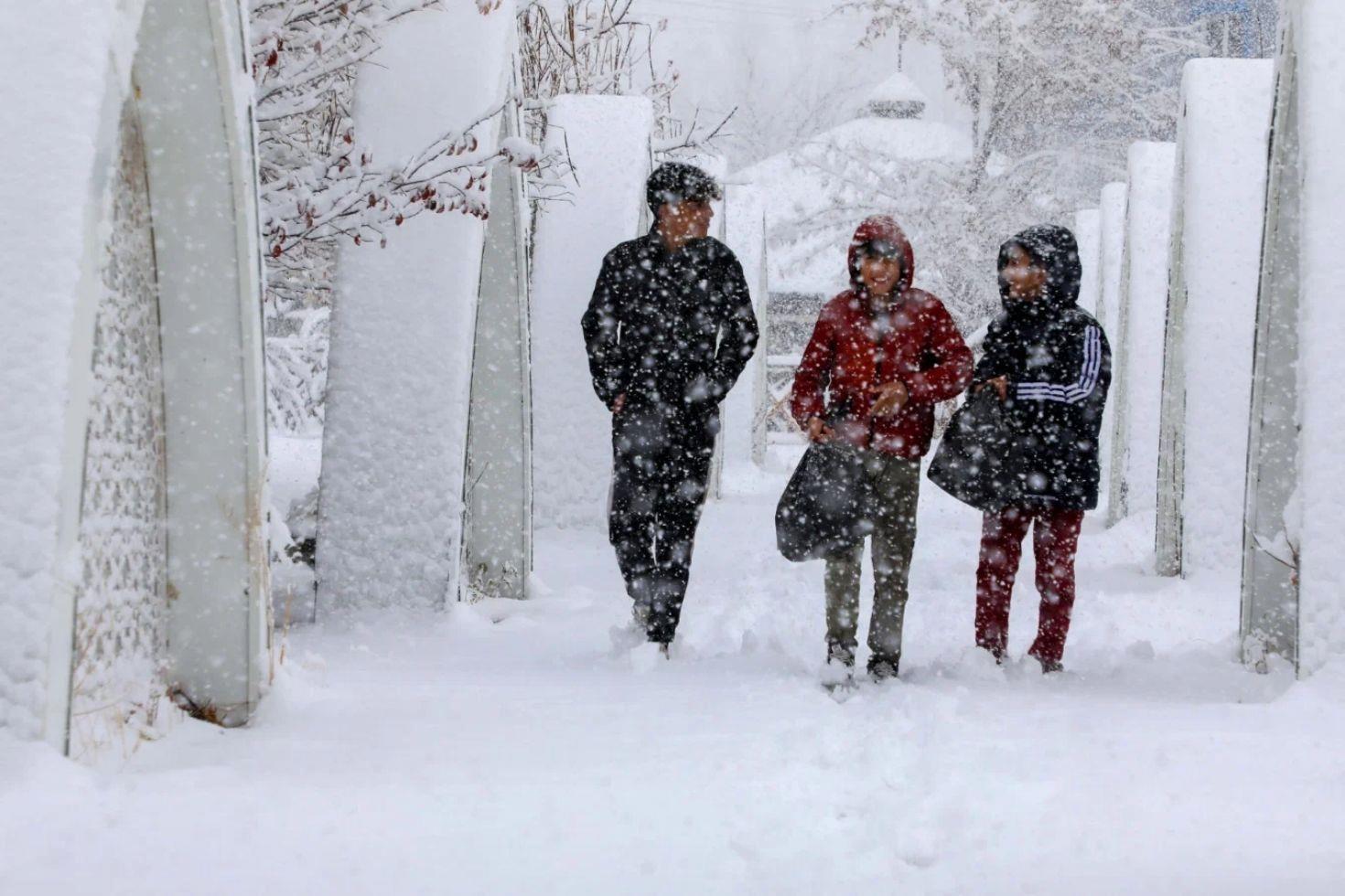 Yağışlı hava ülkeyi esir aldı Çok sayıda kentte eğitime kar arası