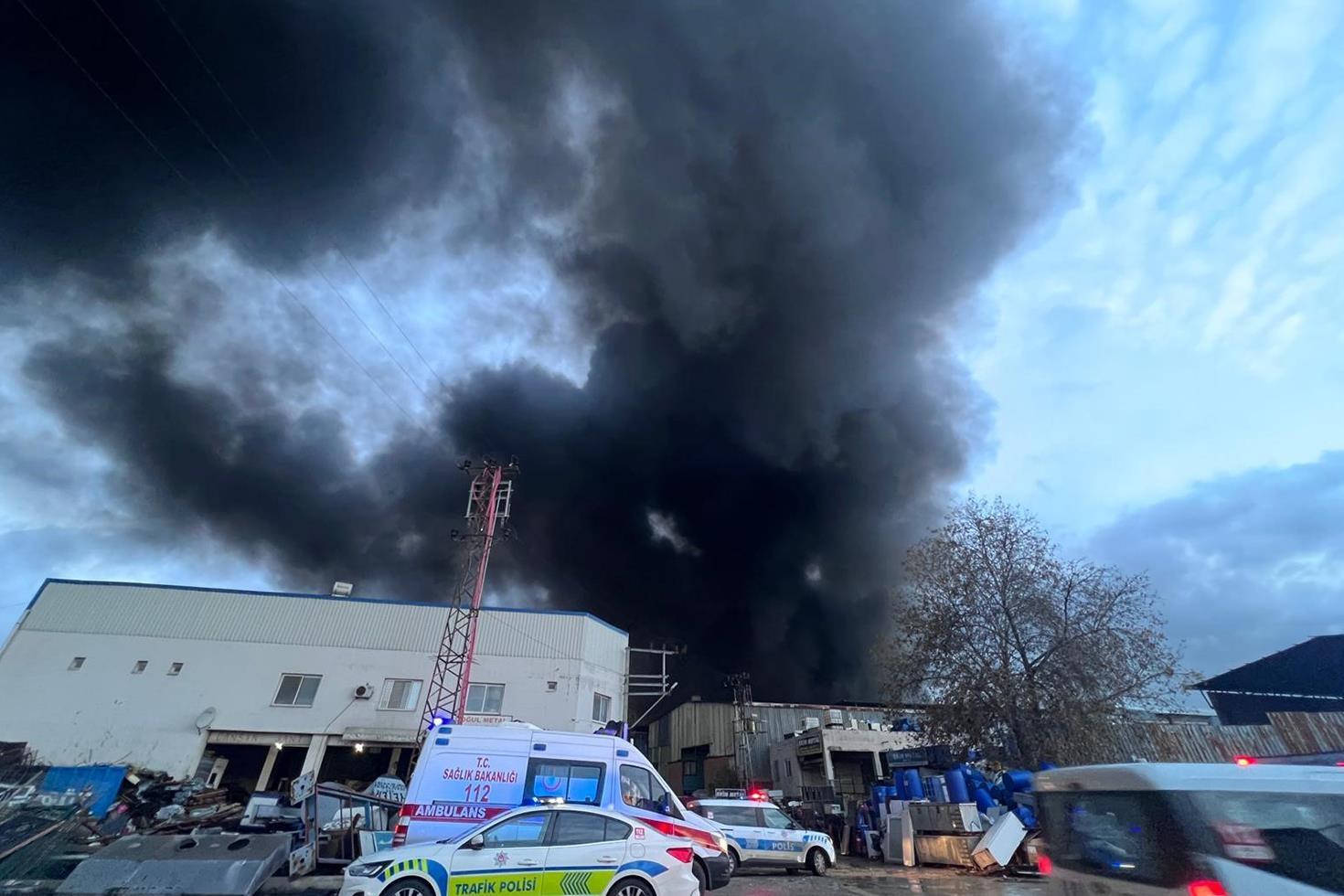 Mersin’de plastik ham madde deposunda yangın: Çok sayıda itfaiye ekibi müdahale ediyor