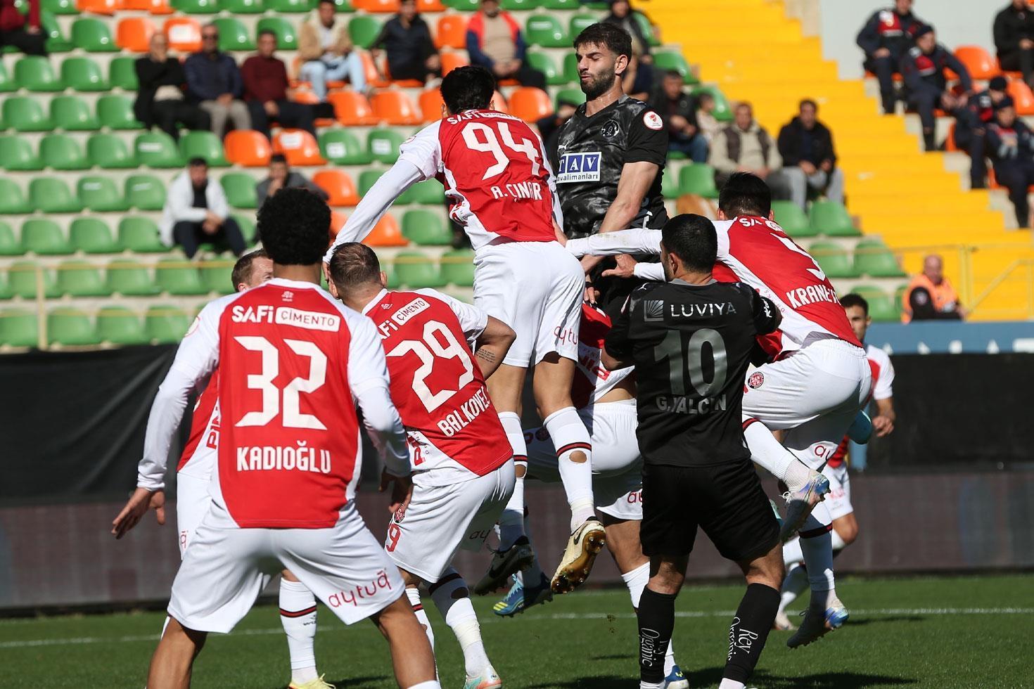 4 gollü süper maçta kazanan çıkmadı