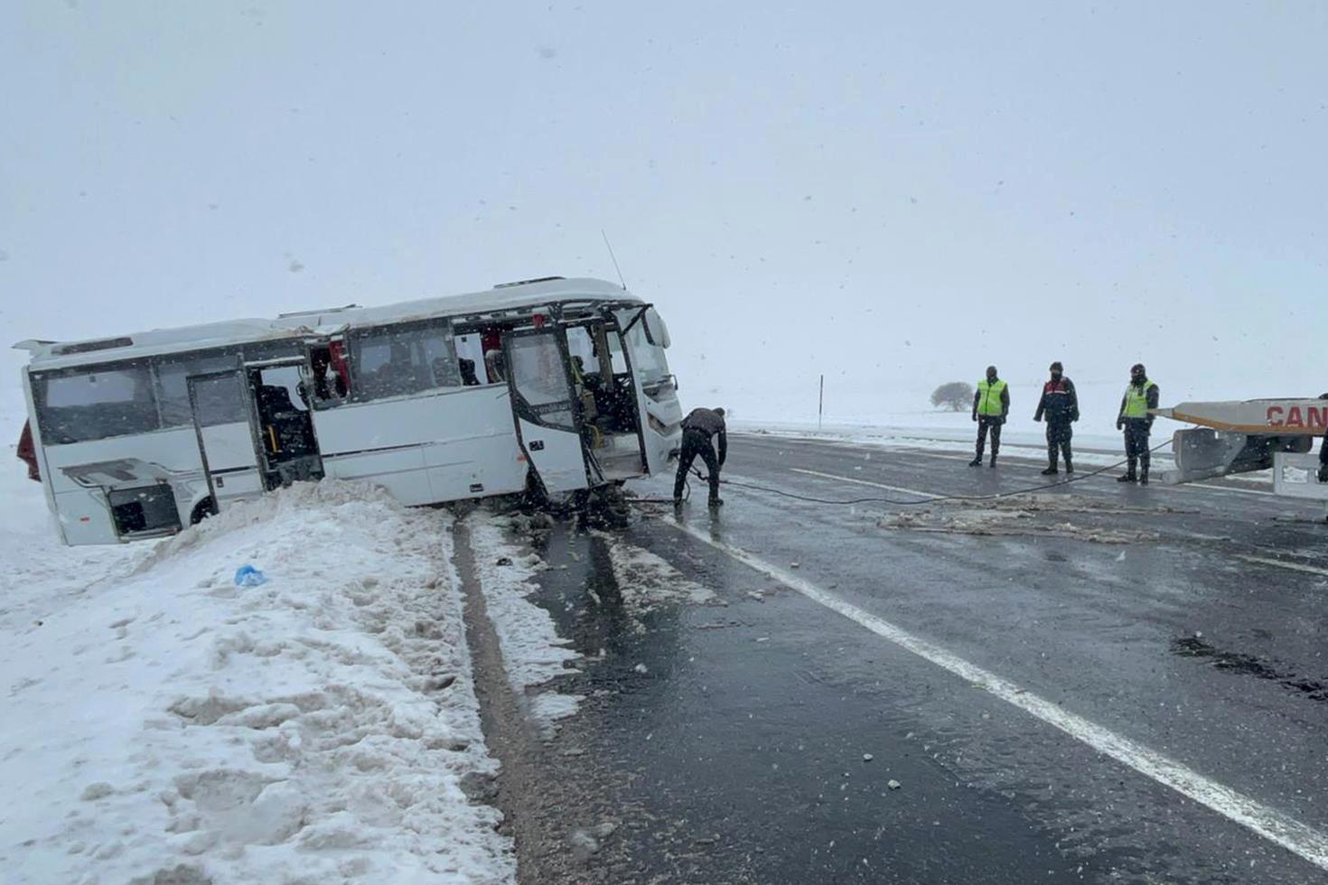 Cenaze yolunda can pazarı
