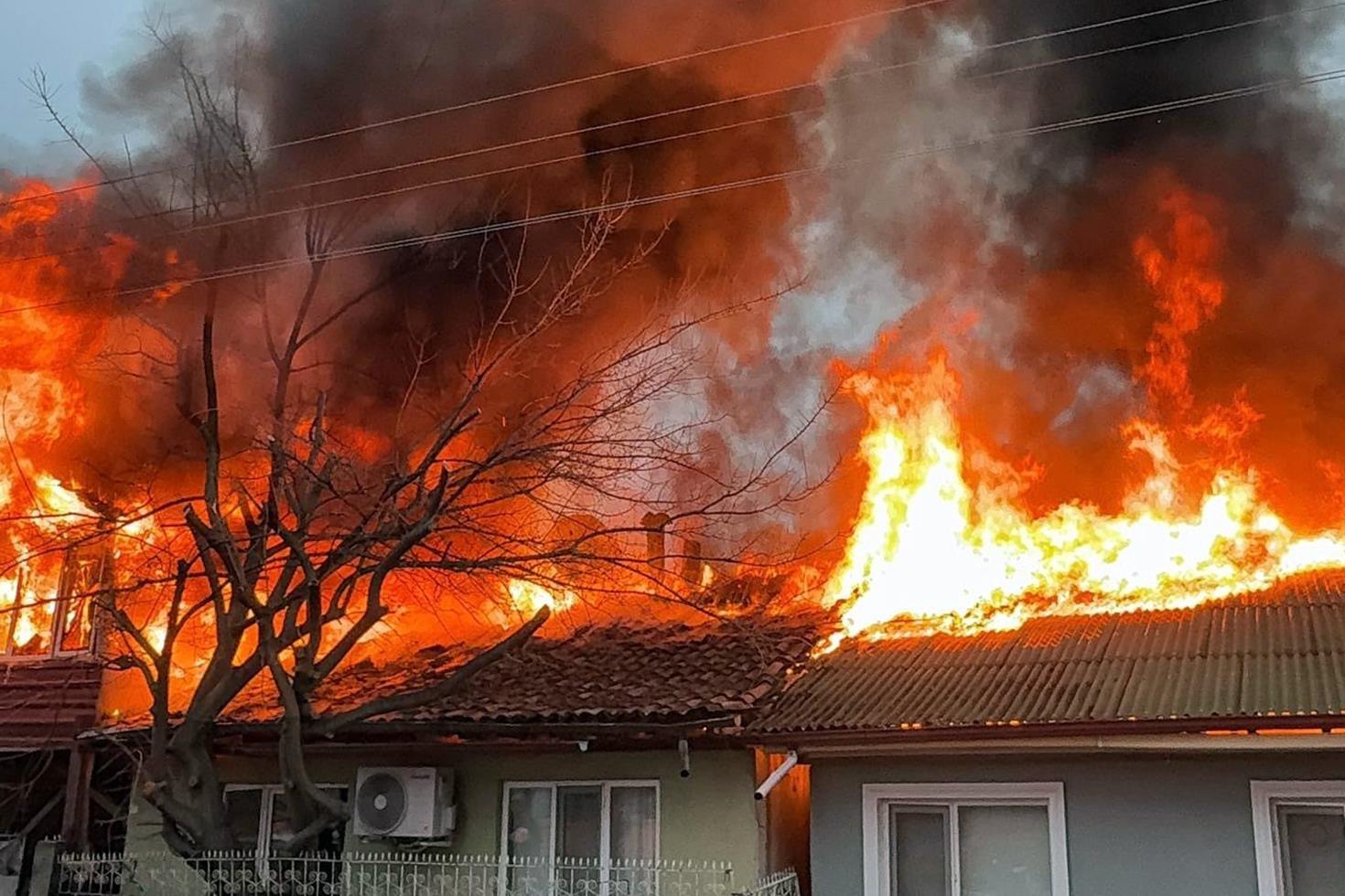 Kediler üşümesin diye yakılan soba faciaya dönüştü: İki ev küle döndü