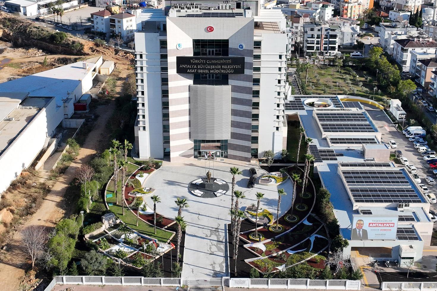 Belediyeyi denetlemeye gidenler, lüks otelde yabancı kadınlarla kaldı