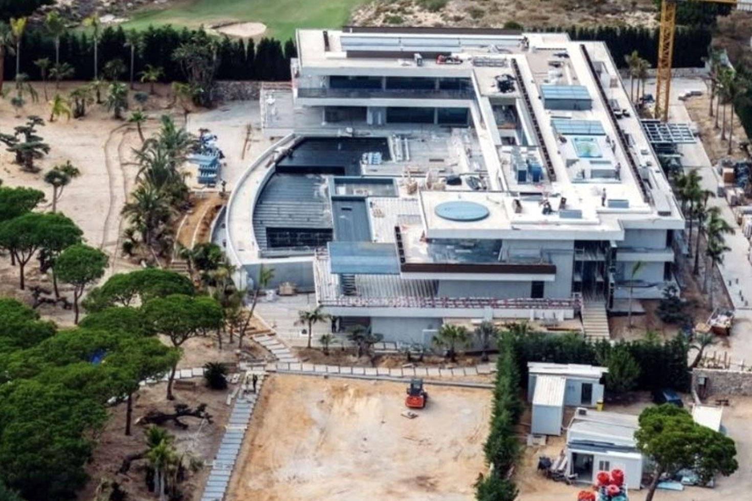 Muslukları altından Dünyaca ünlü ismin taşınmayı düşündüğü malikane olay oldu