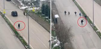 Gözü dönen adam, çocukları sopayla kovaladı