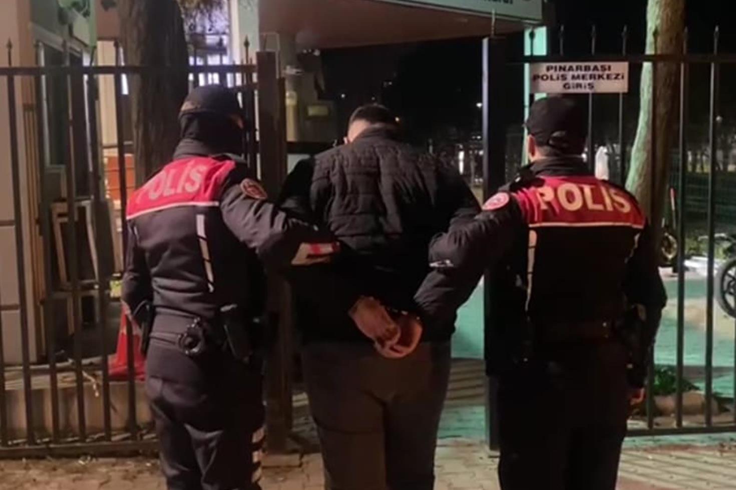 Ekiplere ’sahte polis kimliği’ gösterdi, 128 suçtan arandığı belirlendi
