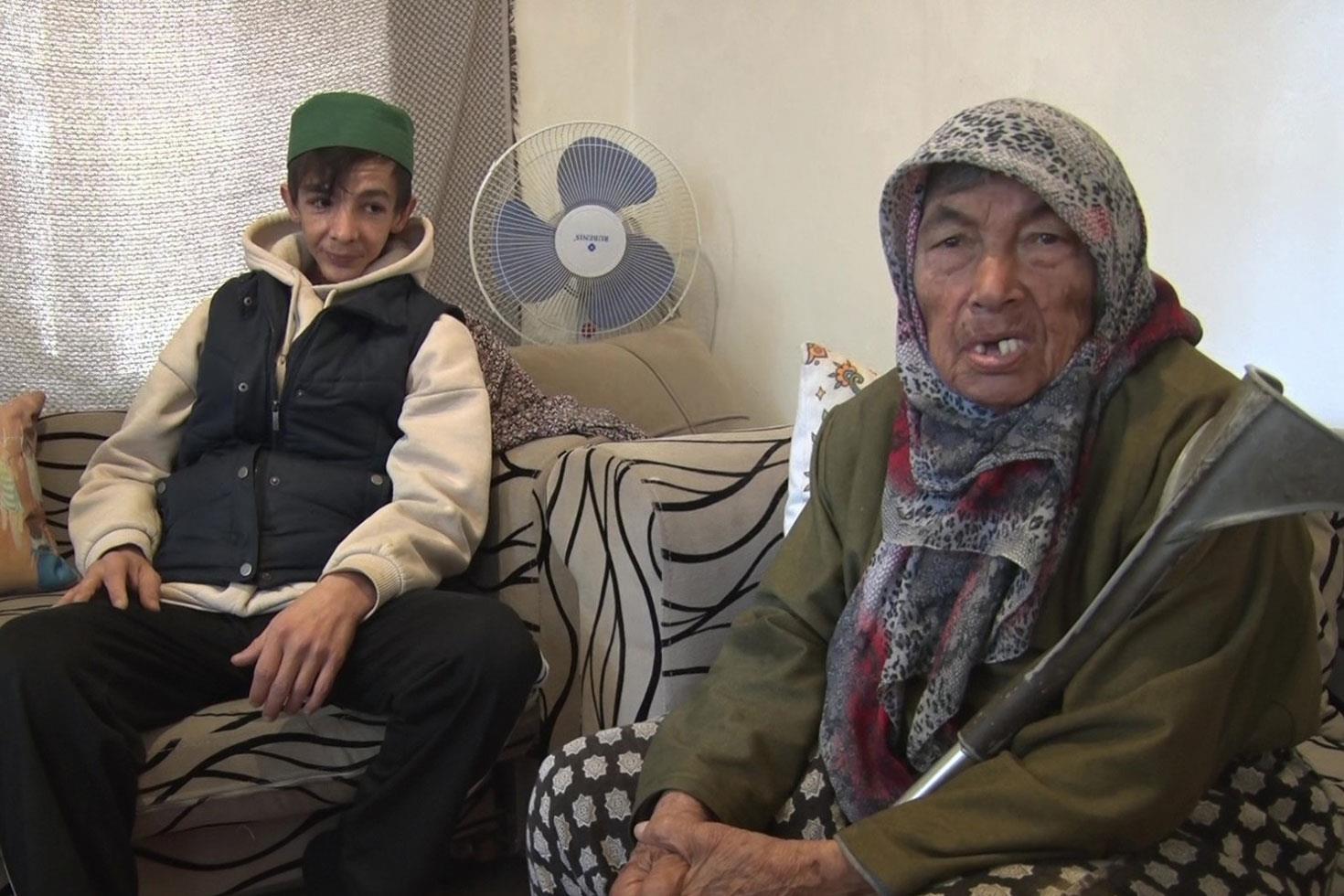 Sokakta kalan arkadaşını acıyıp evine aldı, başına gelmeyen kalmadı