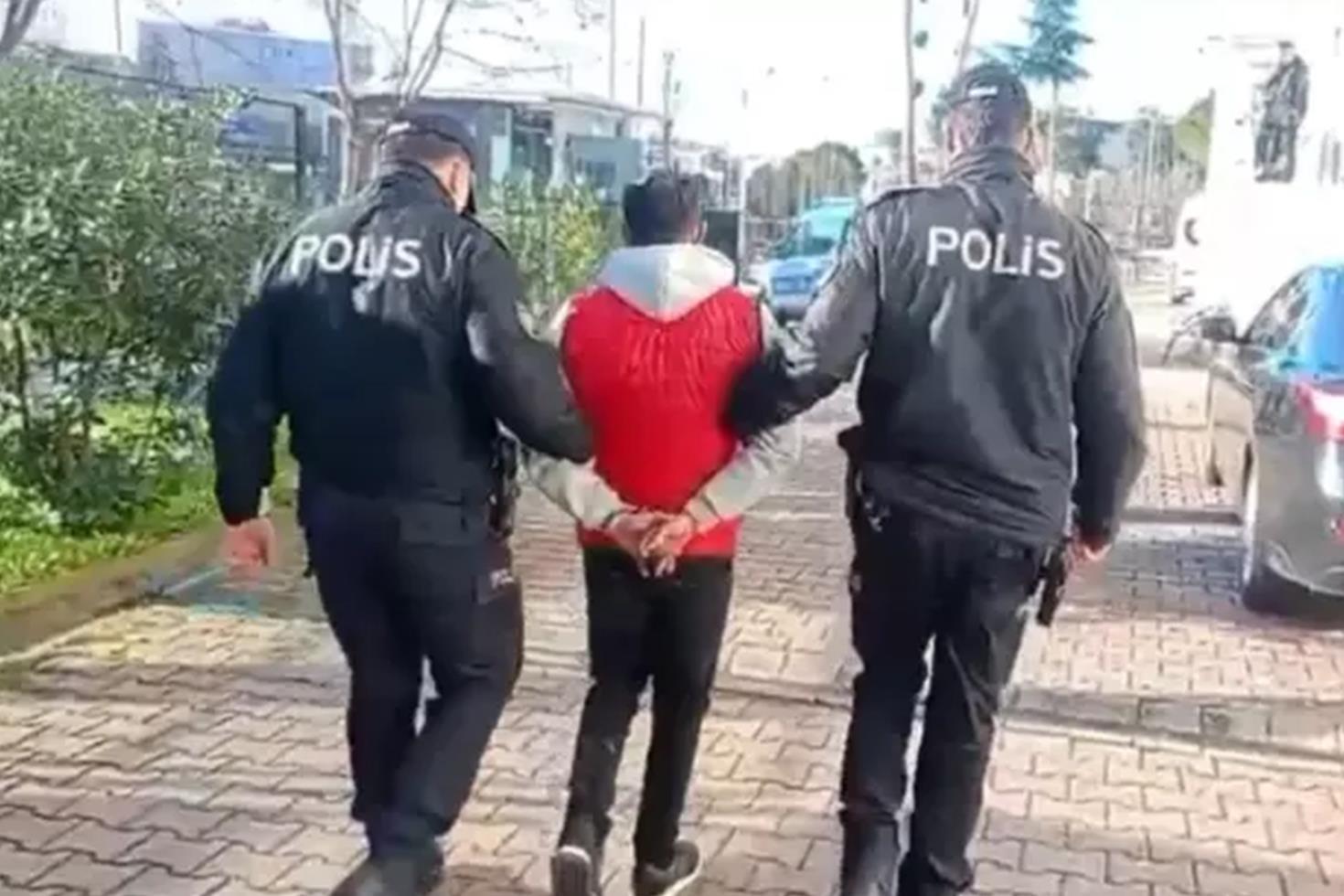 Üvey annesini öldüren firari, yakalanıp, teslim edildiği cezaevinde yaşamına son verdi