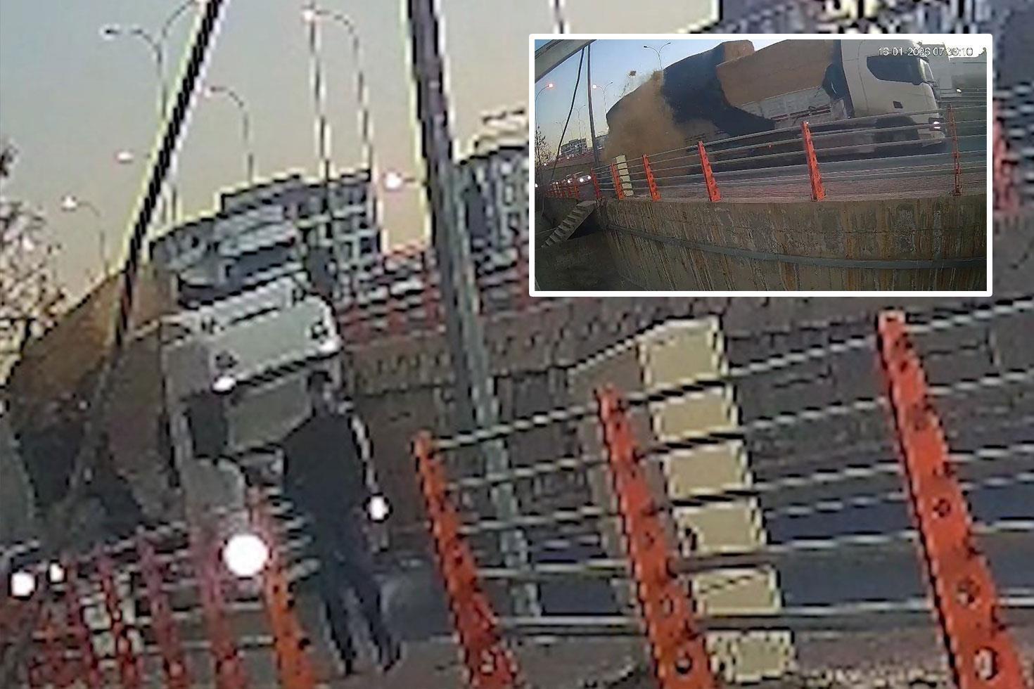 TIR’dan düşen saman balyalarının altında kalmaktan son anda kurtuldu