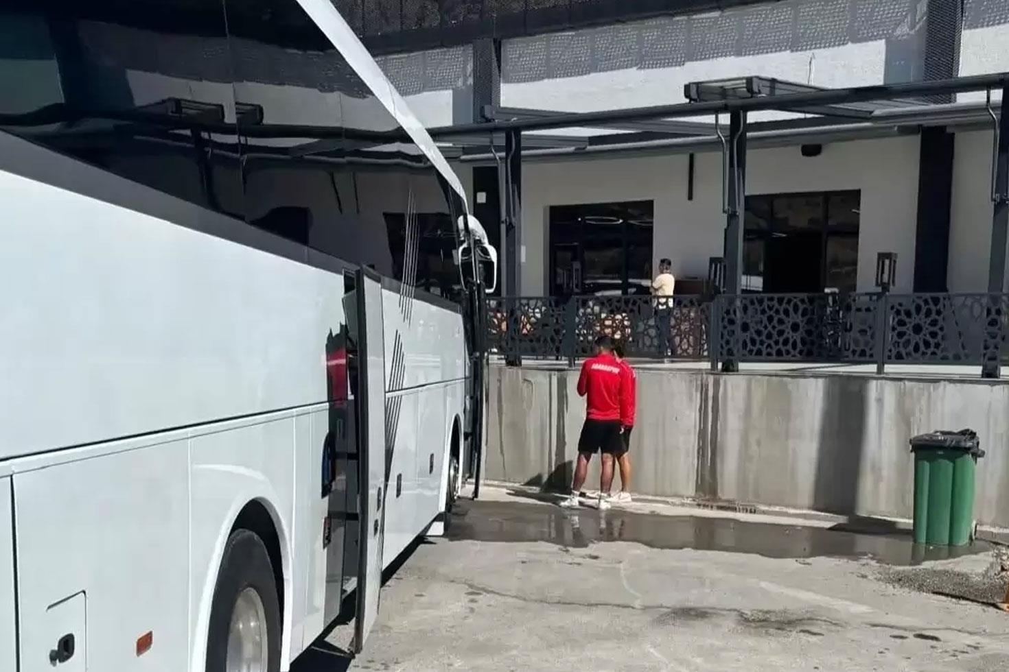 Hesabı ödeyemedikleri için restoranda rehin kalan takıma şok ceza