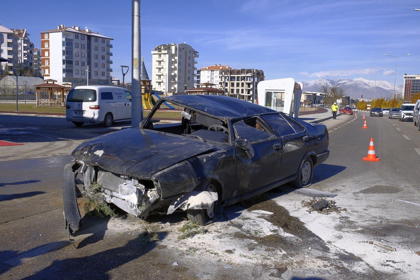 Telefonla uğraşırken takla atan otomobilden yara almadan kurtuldu