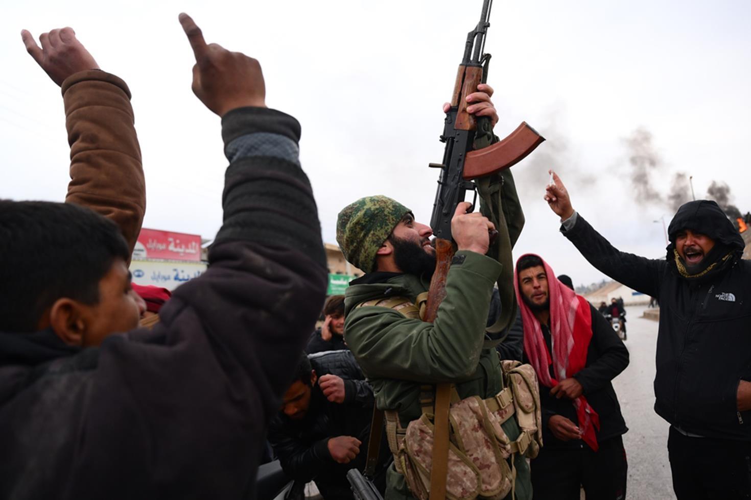 Suriye ordusu ele geçirdiği bölgelerde coşkuyla karşılanıyor Meydanlarda halay çekiliyor