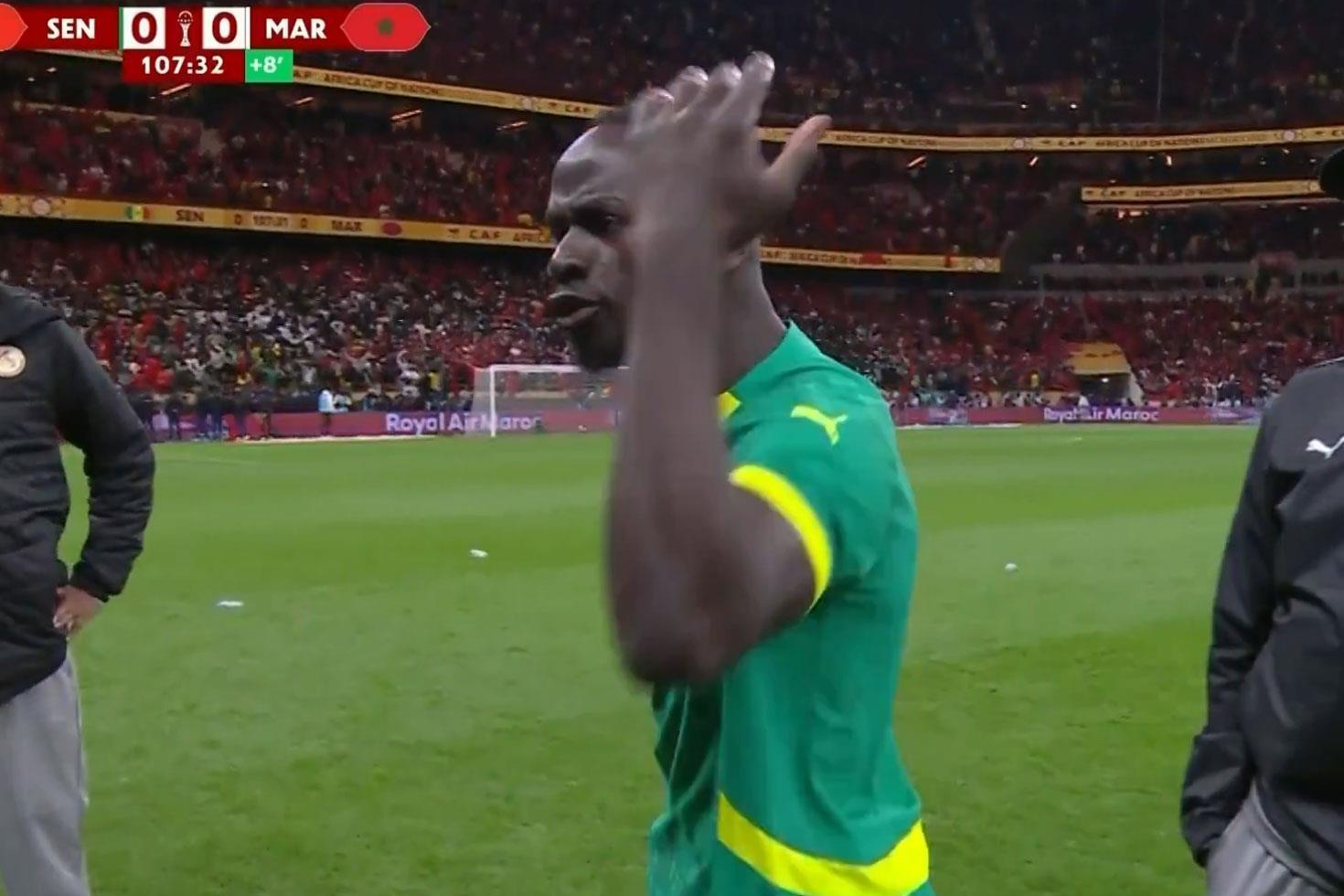 Mane sahadan çekilen takımı tek cümlesiyle geri döndürmüş