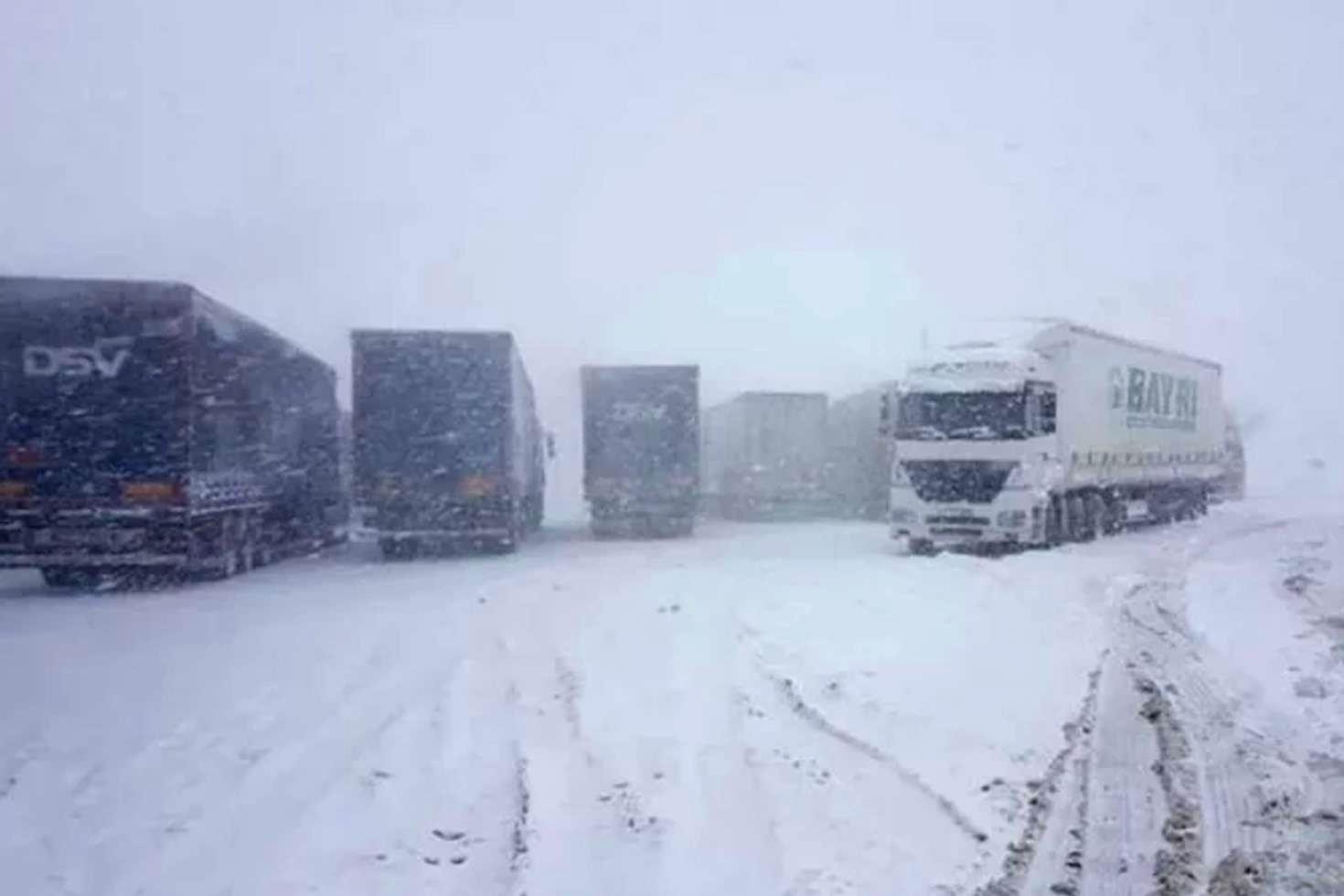 Yoğun kar yağışı 3 ilin birbiriyle bağlantısı kesildi
