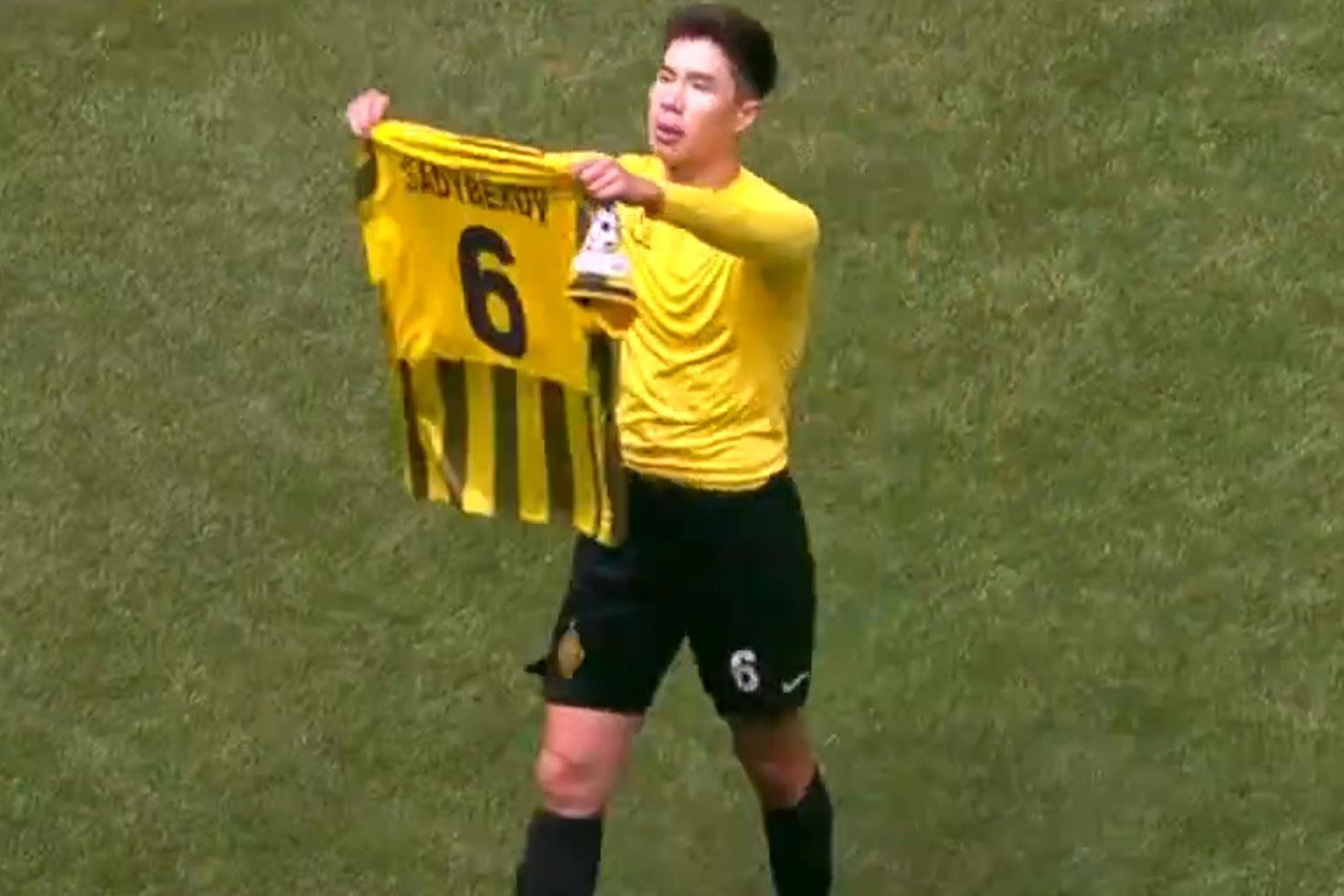 4-0 geride oldukları maçta gol attı, sevinçten formasını çıkardı