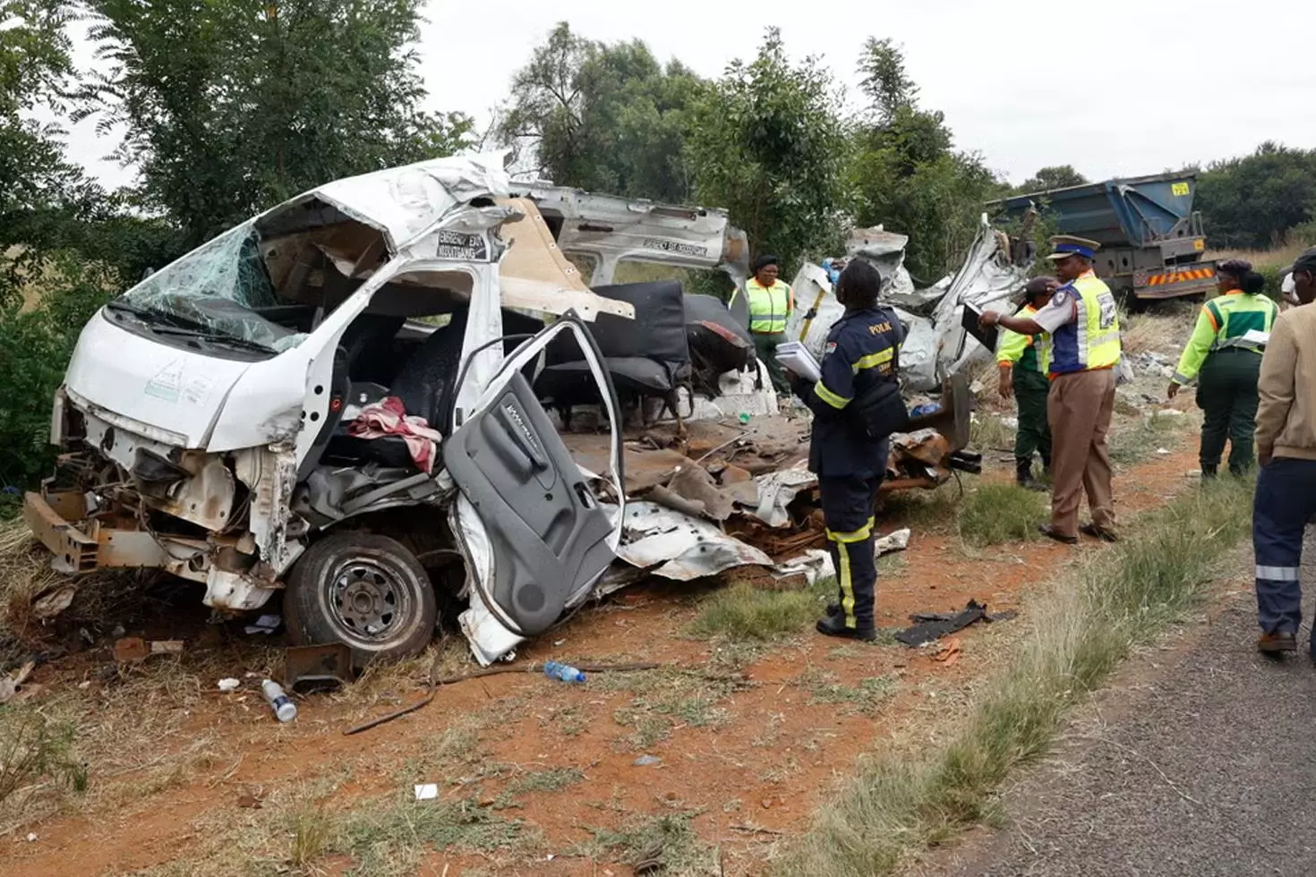 Okul servisi kamyonla kafa kafaya çarpıştı 14 öğrenci hayatını kaybetti