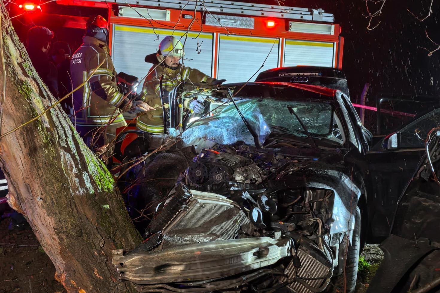 Otomobil ağaca ok gibi saplandı 2 kişi hayatını kaybetti