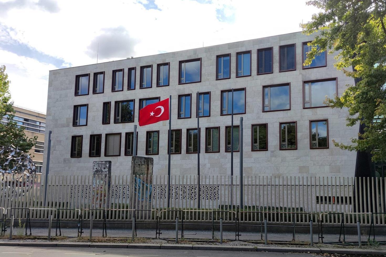 Berlin’de Türkiye Büyükelçiliği’ne saldırı