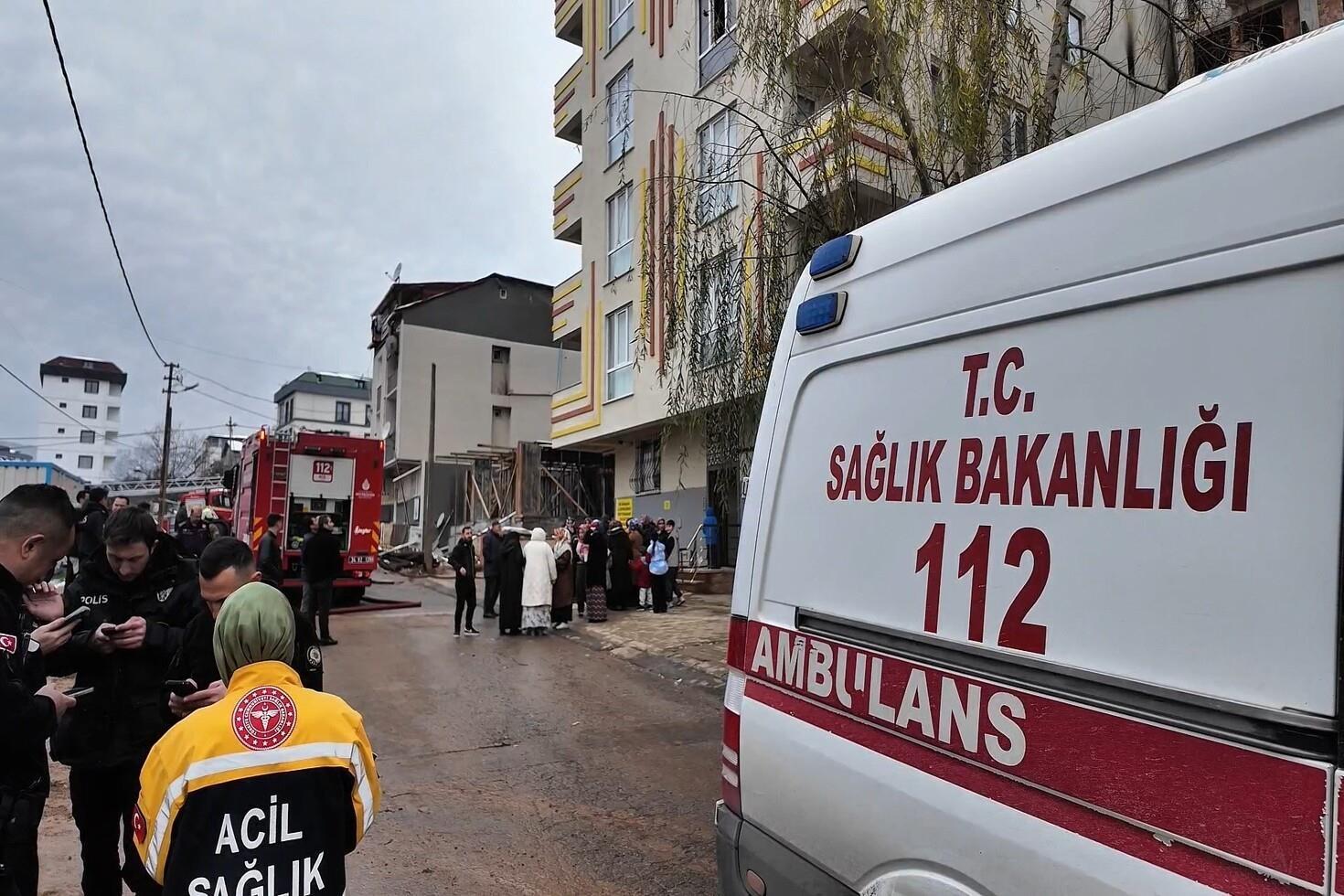 Sultanbeyli’de yangın paniği: 12 kişi dumandan etkilendi