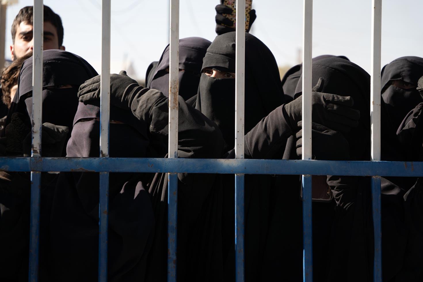 YPG’den kurtarılan hapishanenin önünde aileler sevdiklerini arıyor