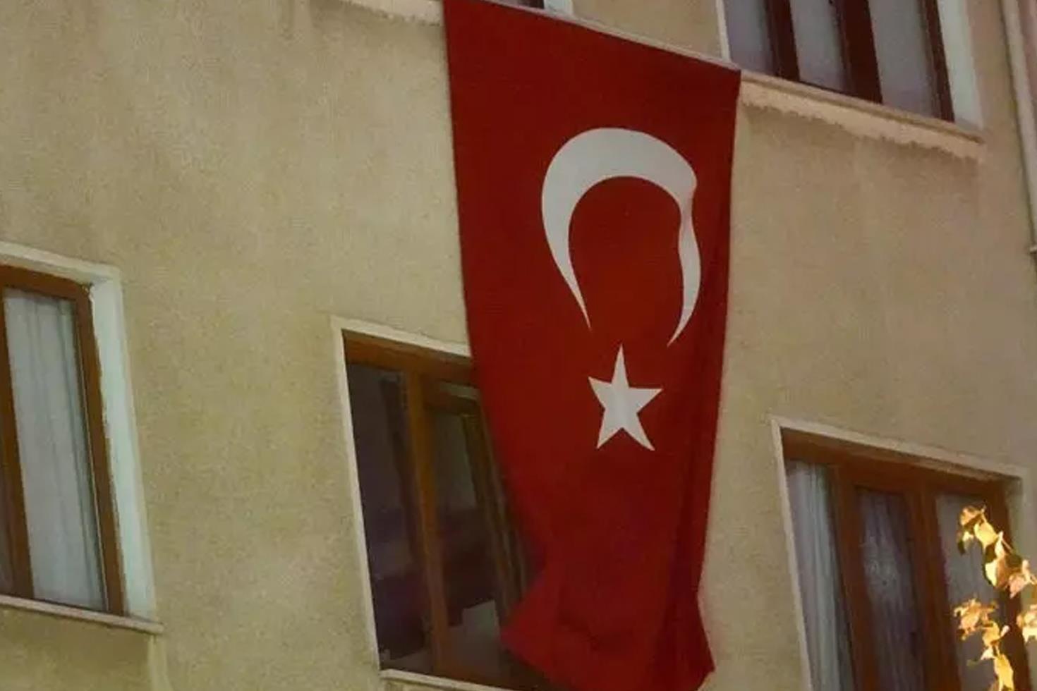 Türk bayrağına bir saygısızlık daha Bedeli ödetiliyor